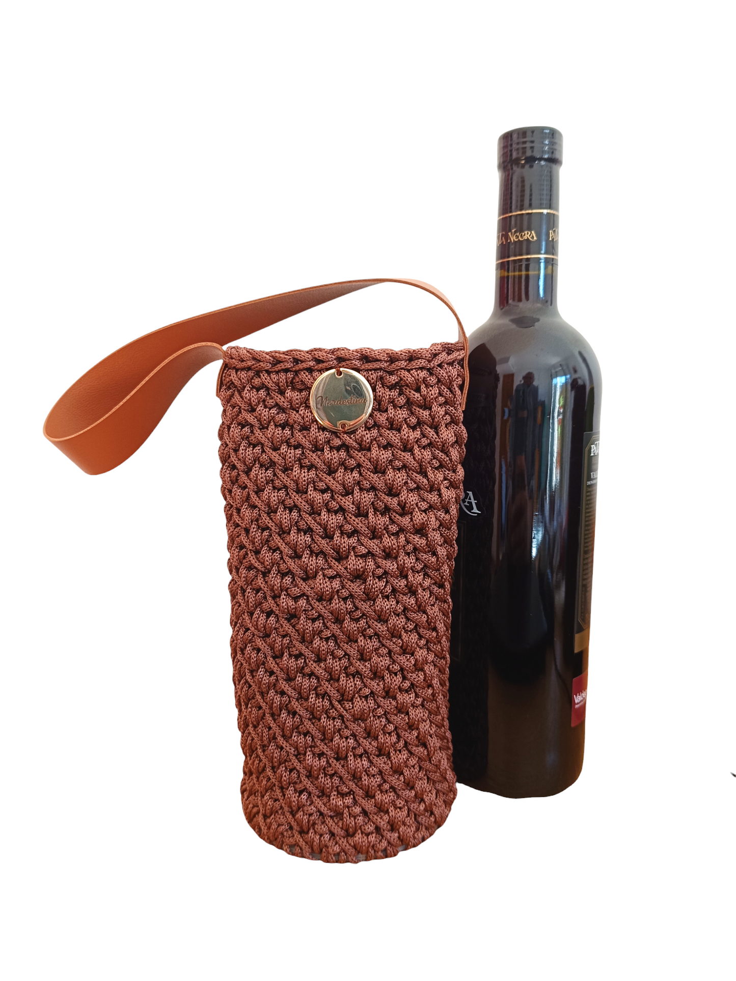 Porta Vino de Crochet Hecho a Mano, con Asa de Cuero Sintético, disponible en Nordestina.es. Accesorio artesanal y ecológico para vino.
