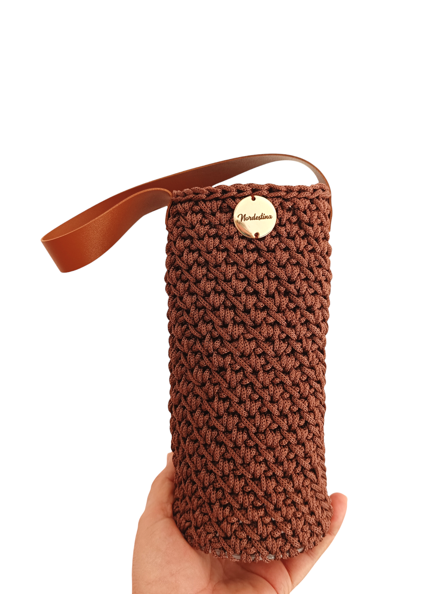 Porta Vino de Crochet Hecho a Mano, con Asa de Cuero Sintético, disponible en Nordestina.es. Accesorio artesanal y ecológico para vino.