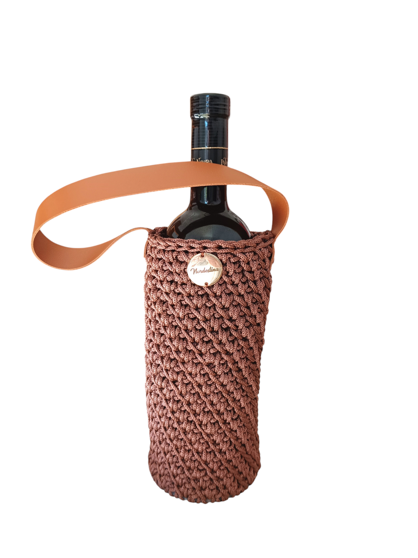 Porta Vino de Crochet Hecho a Mano, con Asa de Cuero Sintético, disponible en Nordestina.es. Accesorio artesanal y ecológico para vino.