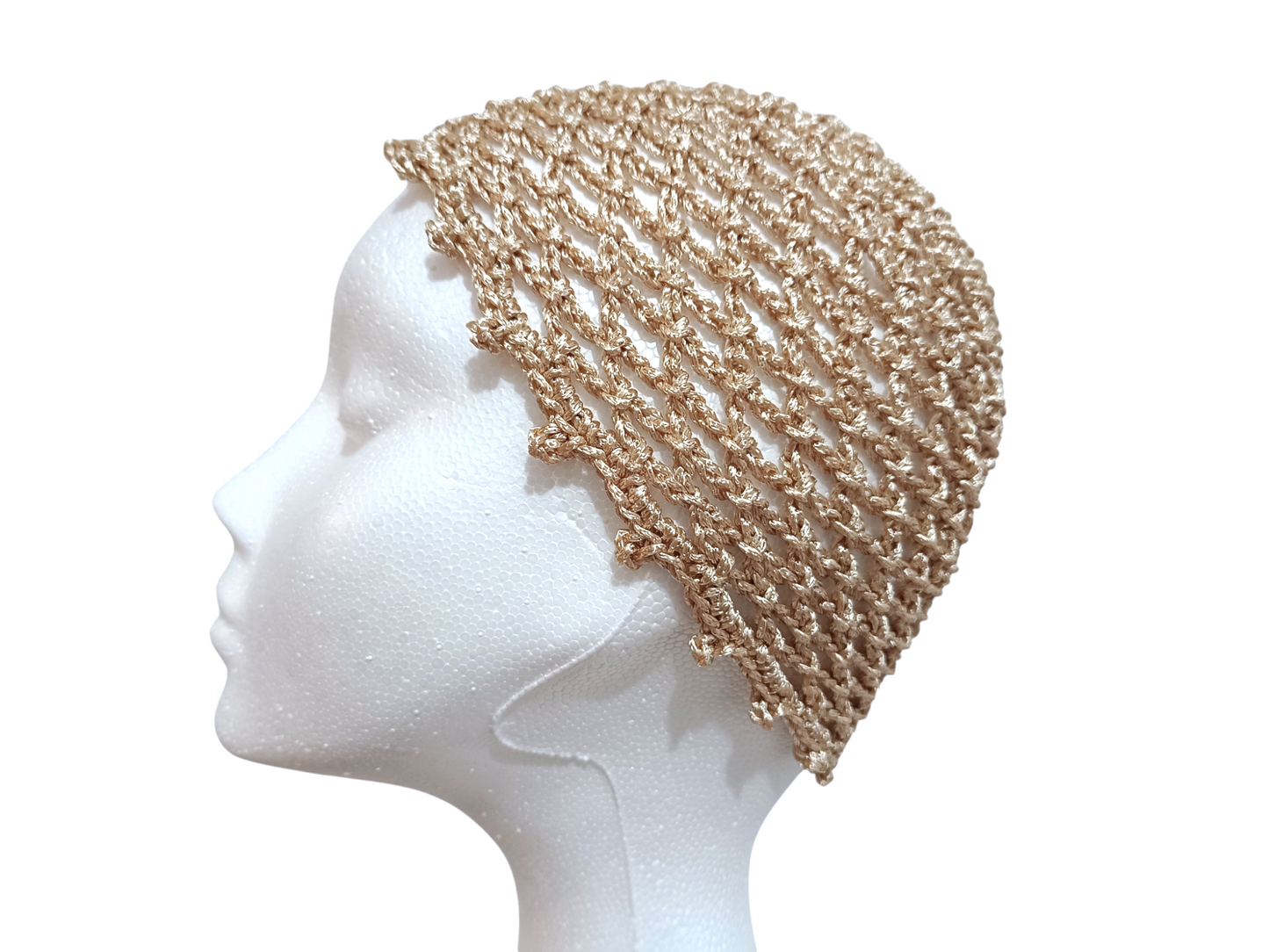 Gorra Crochet Hecha a Mano, Estilo Boho Chic, disponible en Nordestina.es. Accesorio artesanal único.