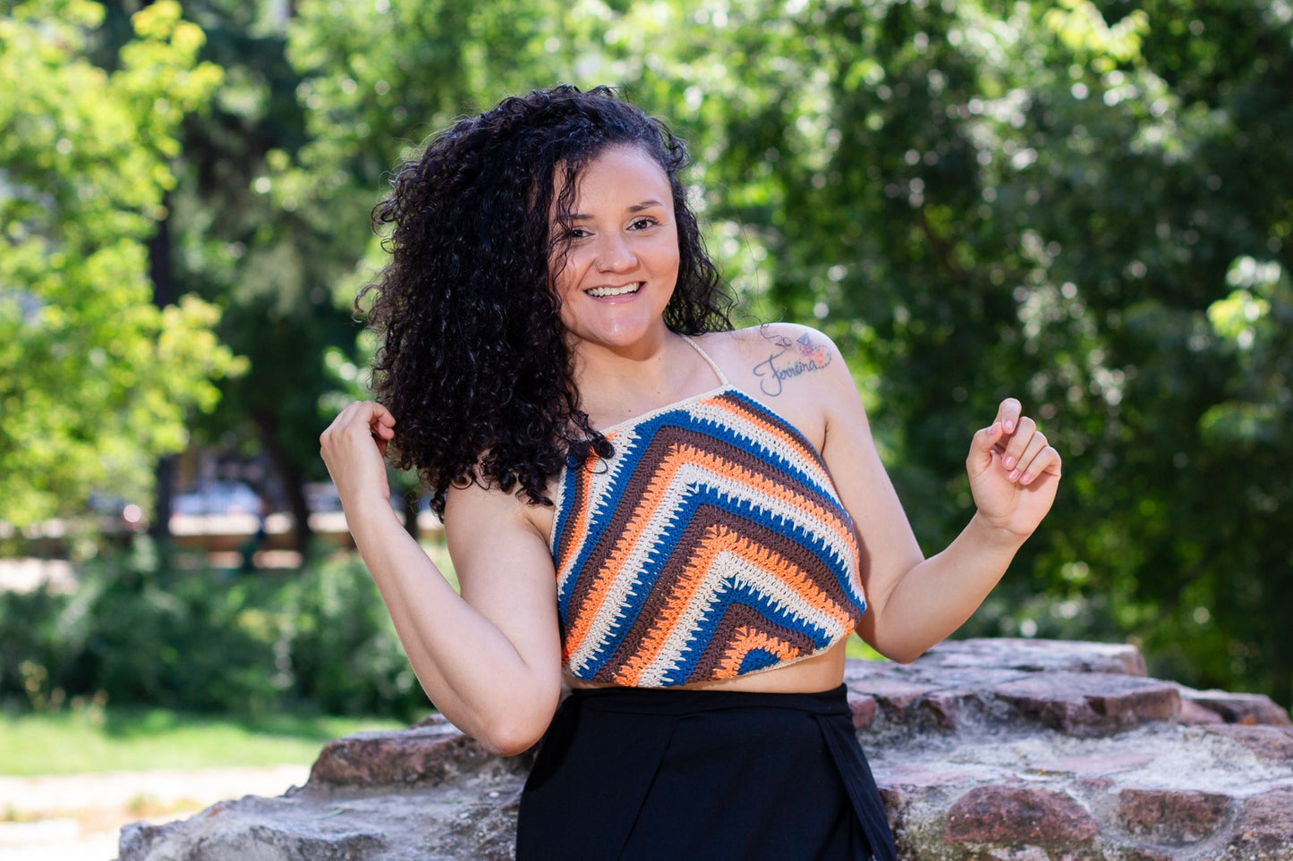 Top de crochet hecho a mano con tirantes en colores vibrantes: naranja, azul, beige y marrón. Estilo único y artesanal para el verano.