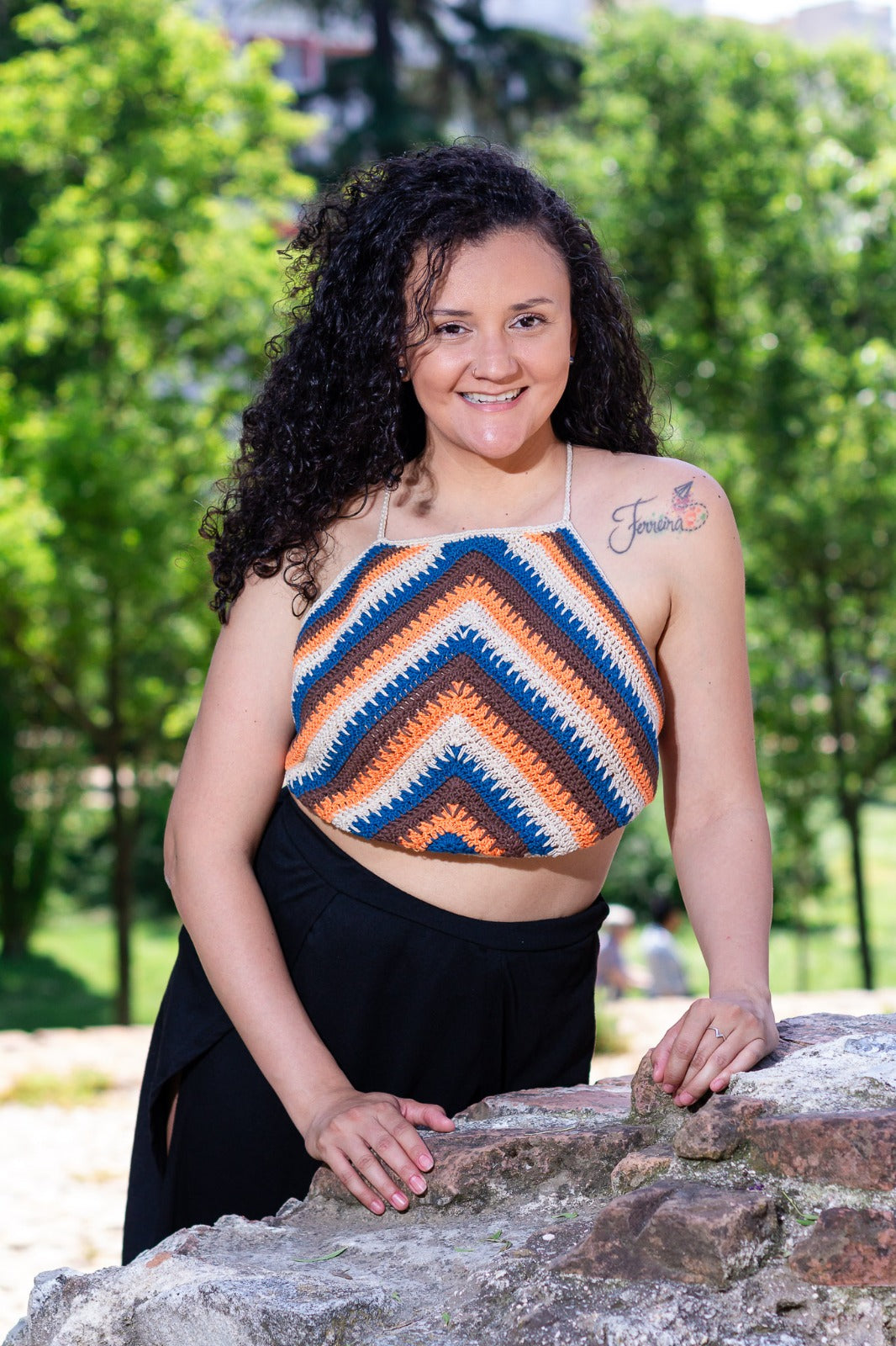 Top de crochet hecho a mano con tirantes en colores vibrantes: naranja, azul, beige y marrón. Estilo único y artesanal para el verano.