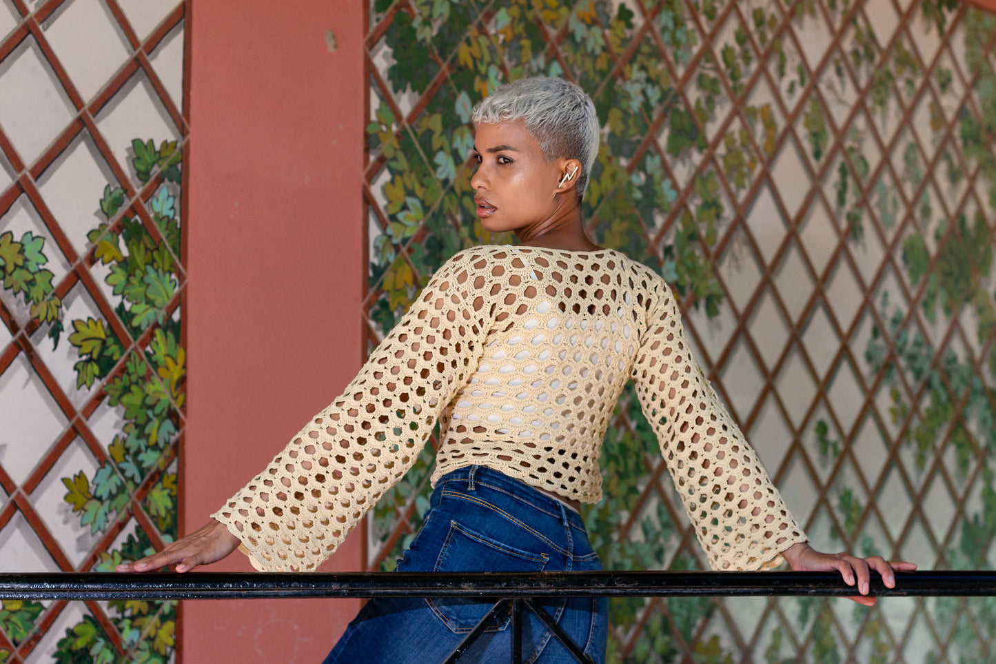 Blusa crochet beige hecha a mano de algodón natural, estilo boho para mujer. Compra en Nordestina.es.