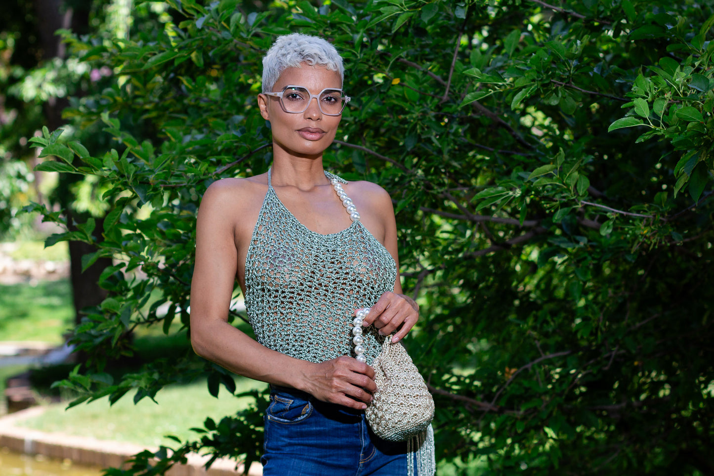 Blusa de crochet hecha a mano con hilo de viscosa y detalles de perlas de imitación. Estilo boho chic para mujer, disponible en Nordestina.es.