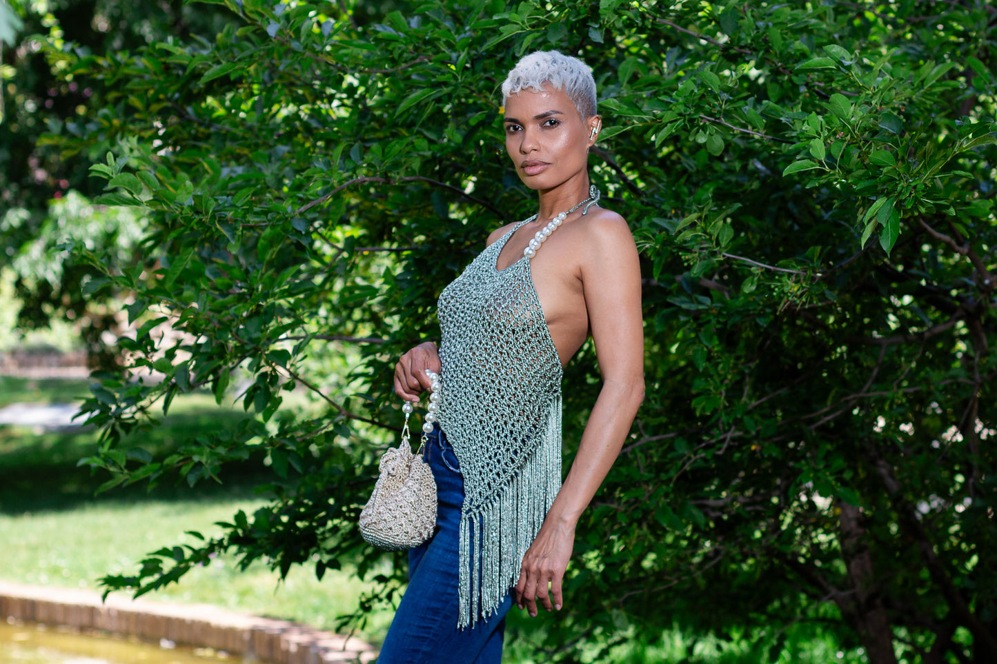 Blusa de crochet hecha a mano con hilo de viscosa y detalles de perlas de imitación. Top de crochet. Estilo boho chic para mujer, disponible en Nordestina.es.