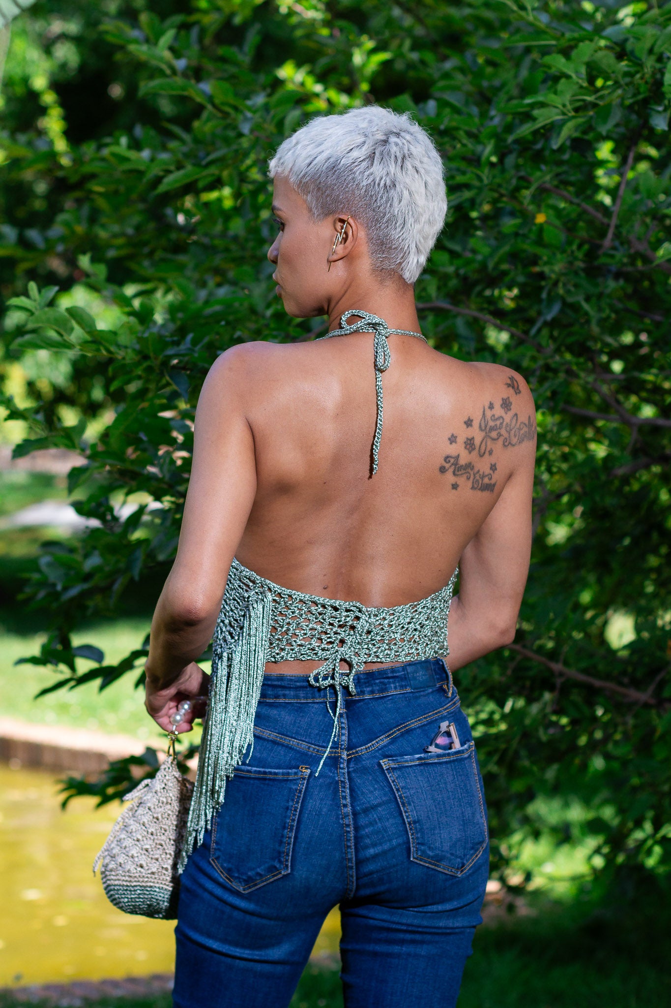 Blusa de crochet hecha a mano con hilo de viscosa y detalles de perlas de imitación. Estilo boho chic para mujer, disponible en Nordestina.es.