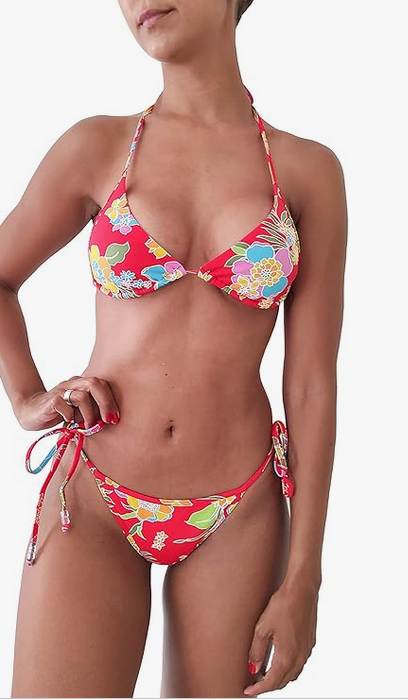 Bikini brasileño triángulo NORDESTINA con estampado vibrante y micro tanga. Hecho con 85% poliamida y 15% elastano, ideal para la playa y piscina.