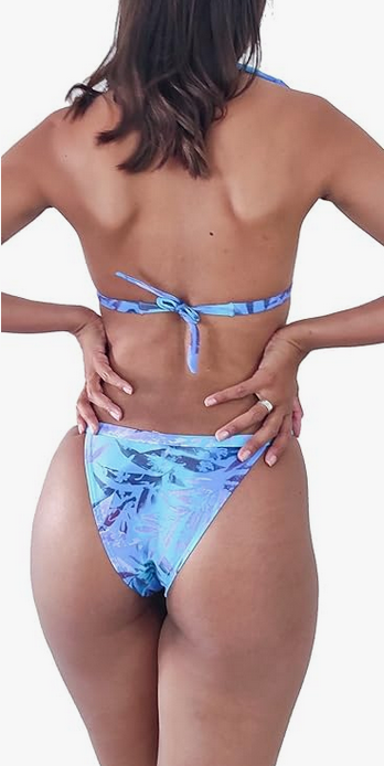 Bikini brasileño azul NORDESTINA, estampado vibrante, top con tirantes ajustables y cuello en V. Hecho con 85% poliamida y 15% elastano, perfecto para la playa y piscina.