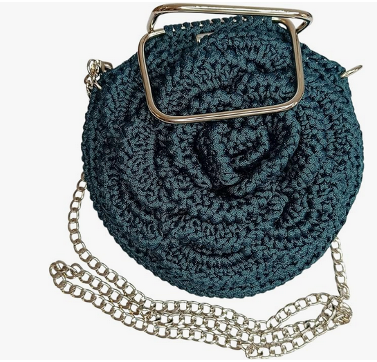 Bolso de crochet verde elegante para mujer, bandolera de fiesta con detalles artesanales, color neutro y correa ajustable.