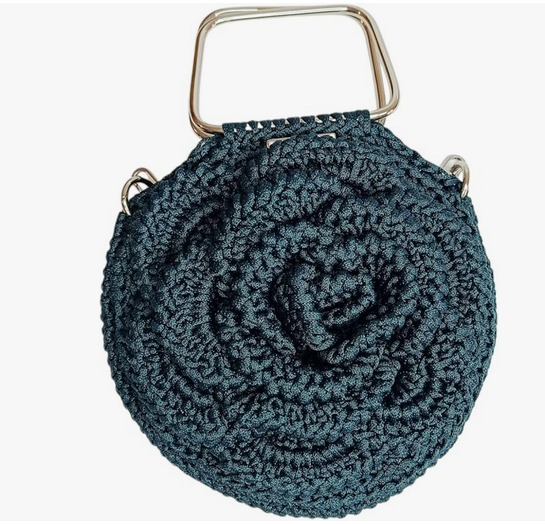 Bolso de crochet verde elegante para mujer, bandolera de fiesta con detalles artesanales, color neutro y correa ajustable.