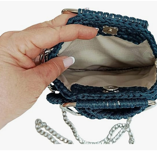 Bolso de crochet verde elegante para mujer, bandolera de fiesta con detalles artesanales, color neutro y correa ajustable.