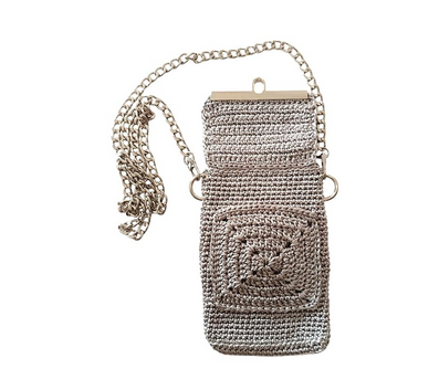 Bolso de crochet para móvil, bandolera compacta y elegante, diseño artesanal y correa ajustable para mujer.