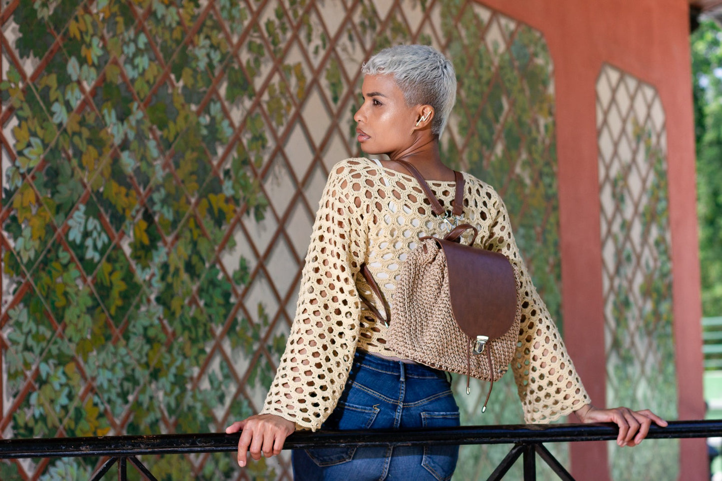 Mochila de Crochet Hecha a Mano, Estilo Artesanal y Sostenible, disponible en Nordestina.es. Accesorio boho chic único.