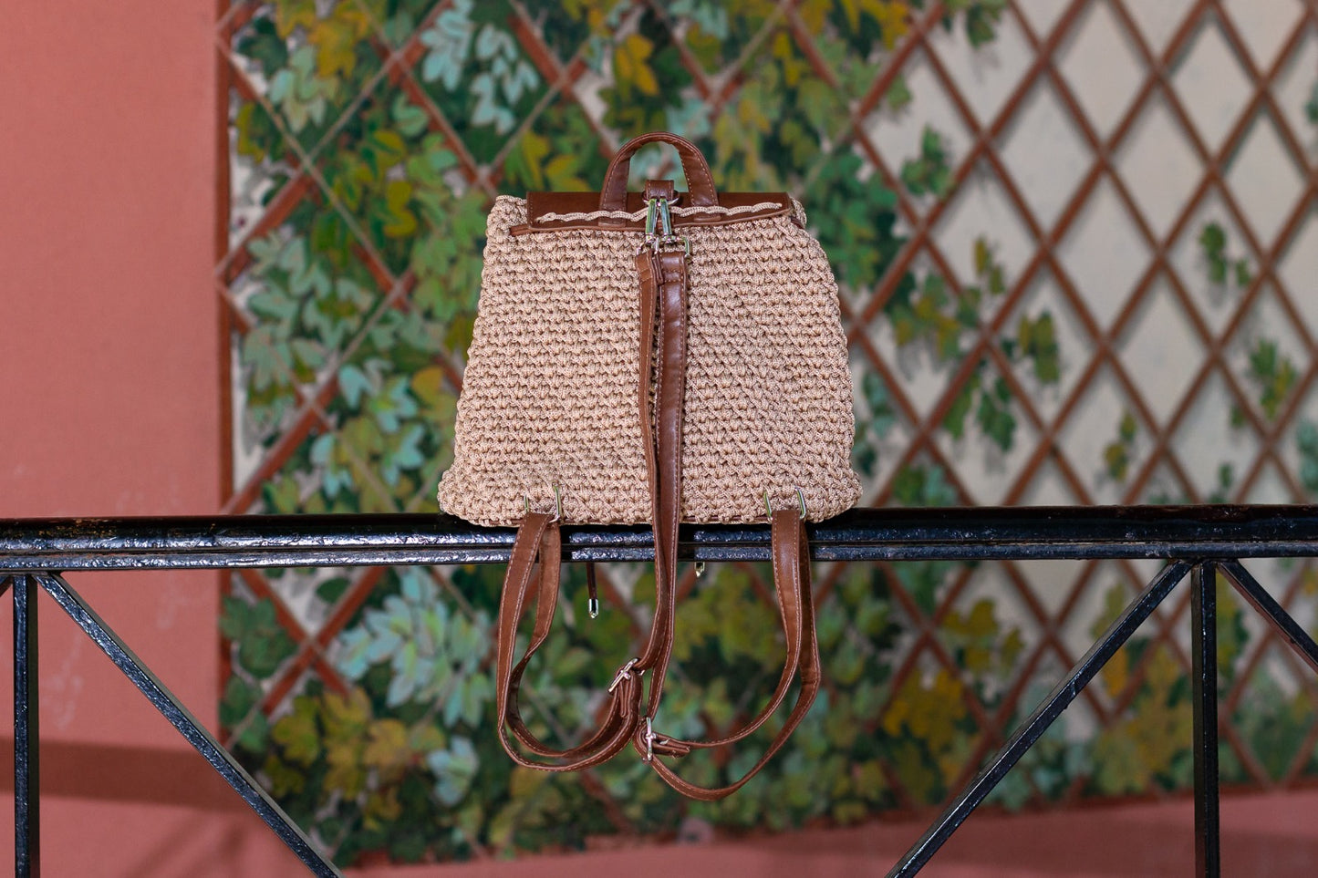 Mochila de Crochet Hecha a Mano, Estilo Artesanal y Sostenible, disponible en Nordestina.es. Accesorio boho chic único.
