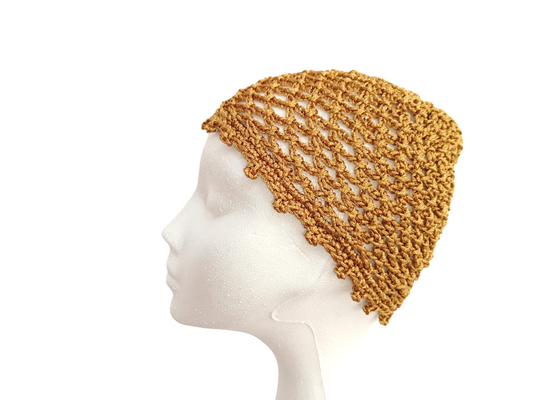 Gorra Crochet Hecha a Mano, Estilo Boho Chic, disponible en Nordestina.es. Accesorio artesanal único.