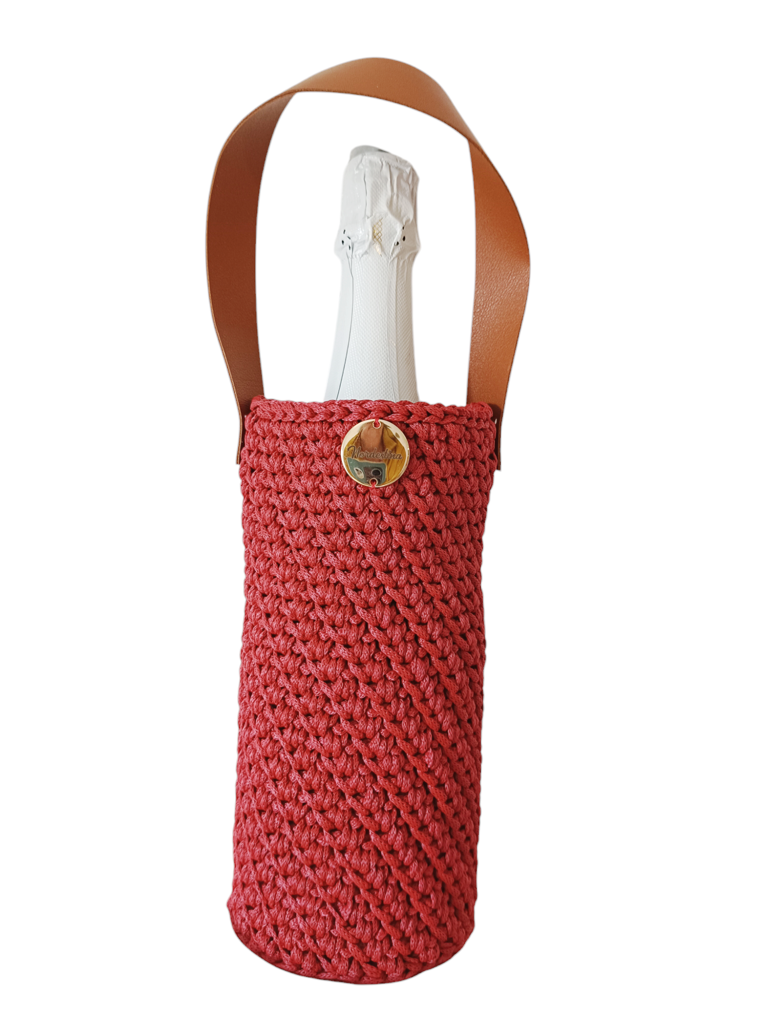 Porta Vino de Crochet Hecho a Mano, con Asa de Cuero Sintético, disponible en Nordestina.es. Accesorio artesanal y ecológico para vino.