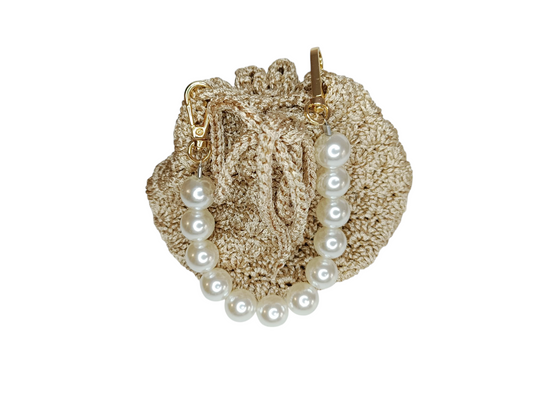 Bolso de Mano Pequeño de Mujer, Elegante y Compacto, disponible en Nordestina.es. Accesorio de moda femenino con perlas de inmitación.