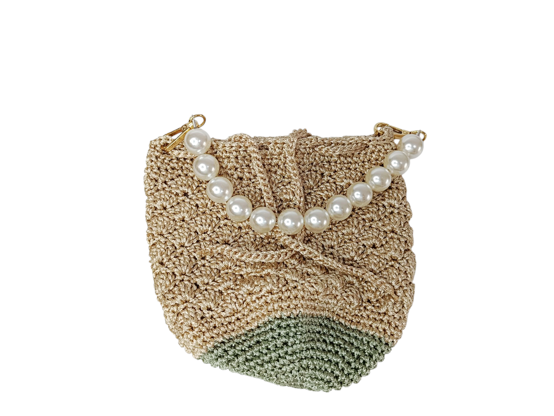 Bolso de Mano Pequeño de Mujer, Elegante y Compacto, disponible en Nordestina.es. Accesorio de moda femenino con perlas de inmitación, color beige/dorado con fondo verde.