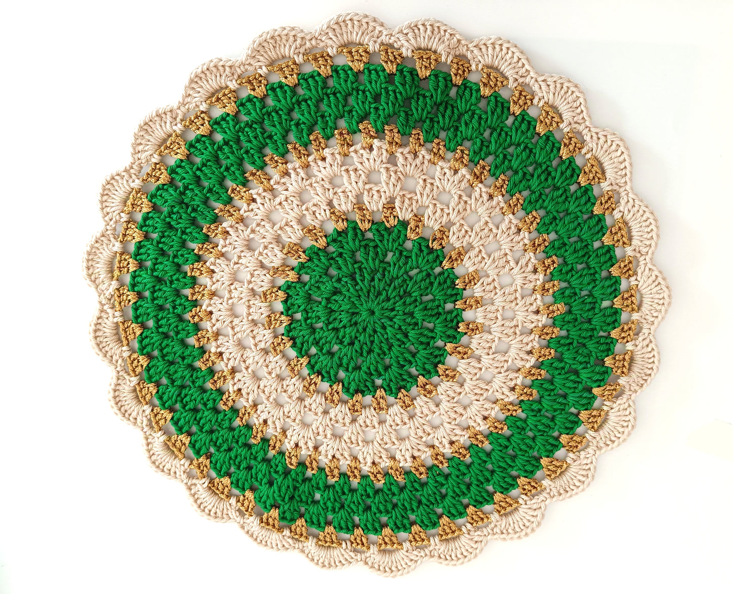 Bajo Plato Navideño de Crochet – Hecho a Mano en España – Algodón + Hilo Dorado | Nordestina