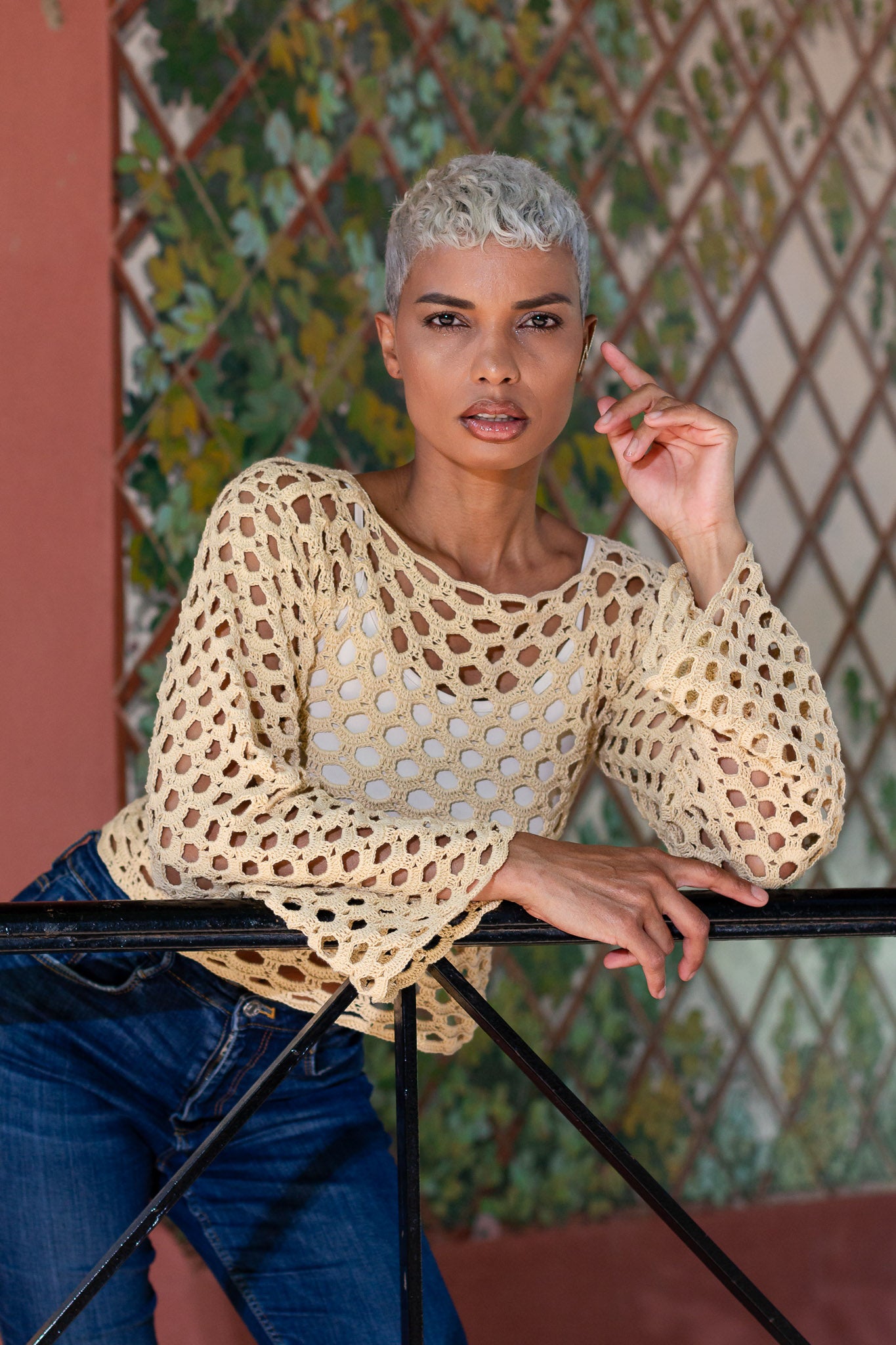 Blusa crochet beige hecha a mano de algodón natural, estilo boho para mujer. Compra en Nordestina.es.