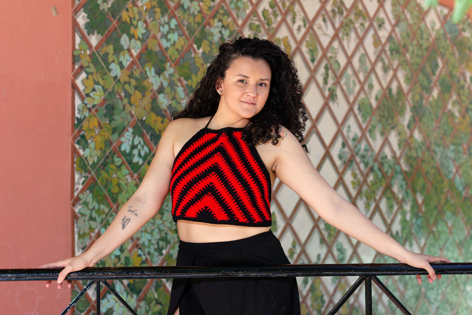 Top de crochet boho Malandra (rojo y negro), hecho a mano y perfecto para el verano. Compra en Nordestina.es
