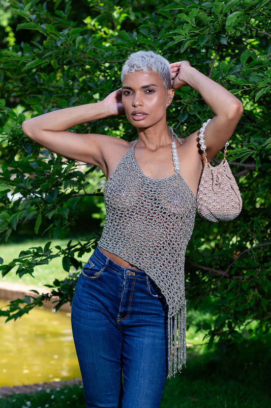 Blusa de crochet hecha a mano con hilo de viscosa y detalles de perlas de imitación. Estilo boho chic para mujer, disponible en Nordestina.es.