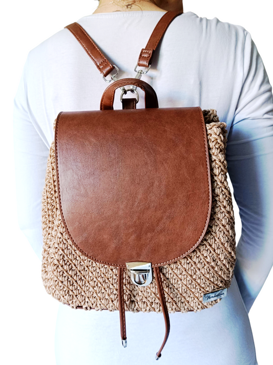 Mochila de Crochet Hecha a Mano, Estilo Artesanal y Sostenible, disponible en Nordestina.es. Accesorio boho chic único.