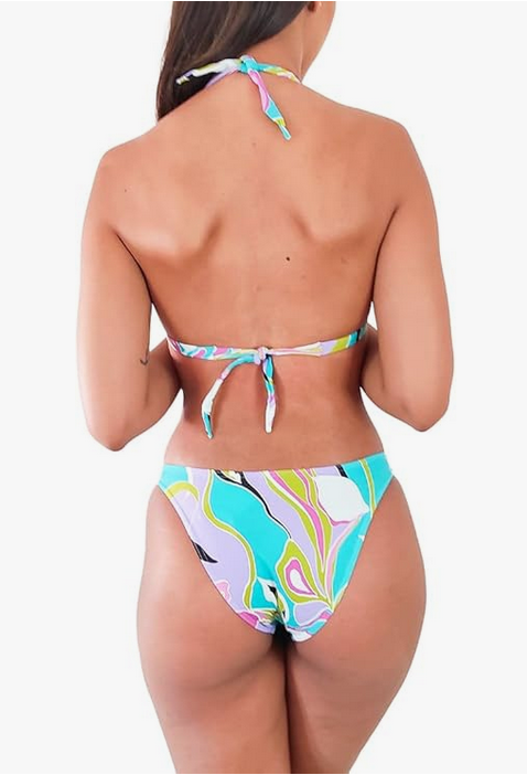 Bikini brasileño triángulo NORDESTINA con estampado exclusivo, top con tirantes reforzados y corte favorecedor. Hecho con 85% poliéster y 15% elastano, forrado y no transparente.