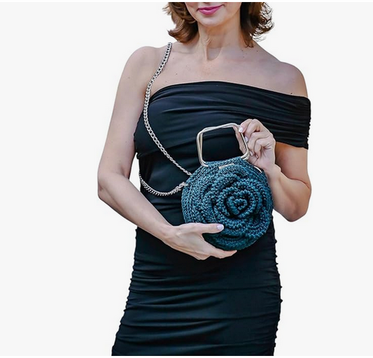 Bolso de crochet verde elegante para mujer, bandolera de fiesta con detalles artesanales, color neutro y correa ajustable.