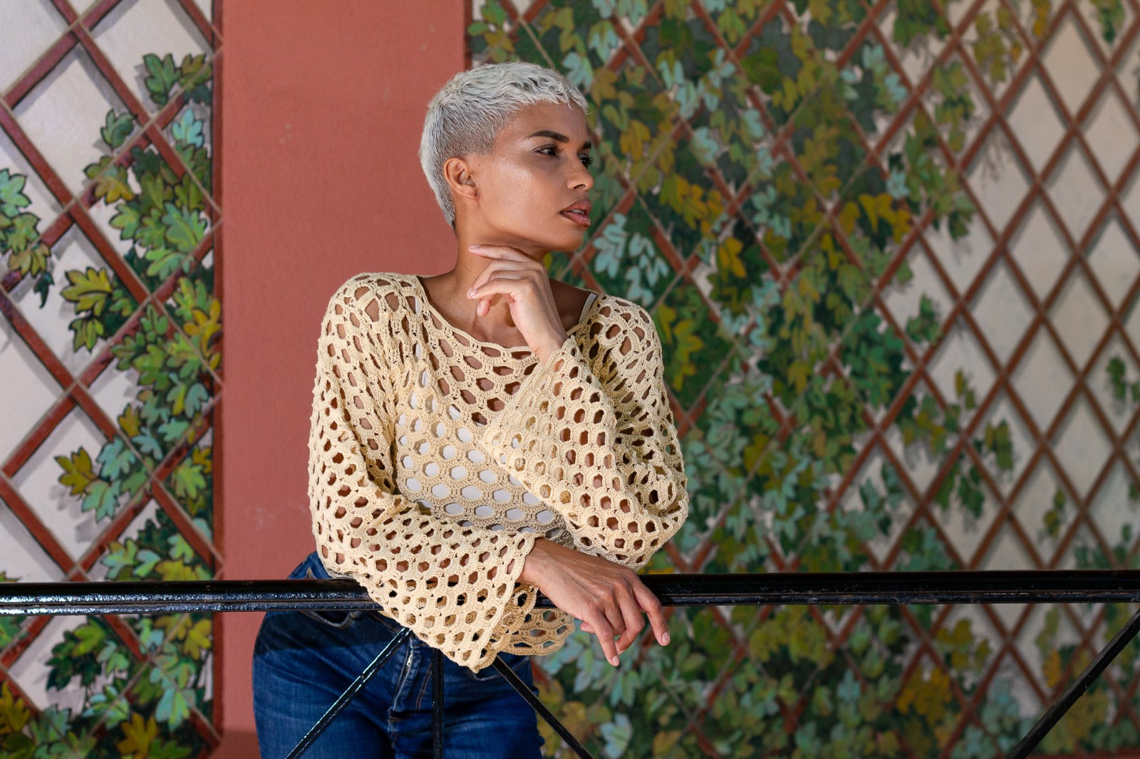 blusa en crochet con mangas larga color beige ideal para el verano, estilo boho chic